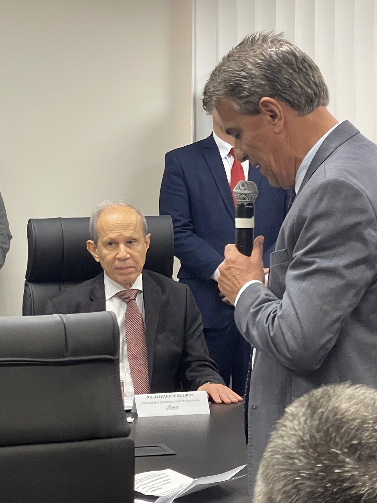 Parlamentar discursa ao lado do pastor Alexandre Gueiros na solenidade