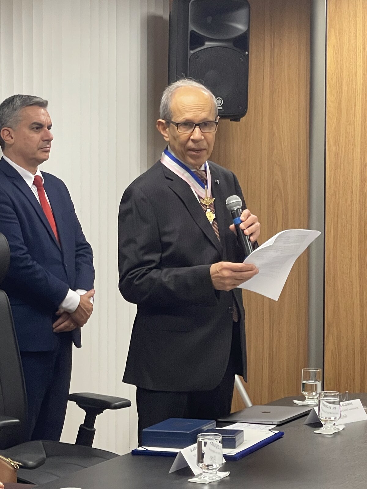 Pastor Alexandre Gueiros discursa após receber a comenda