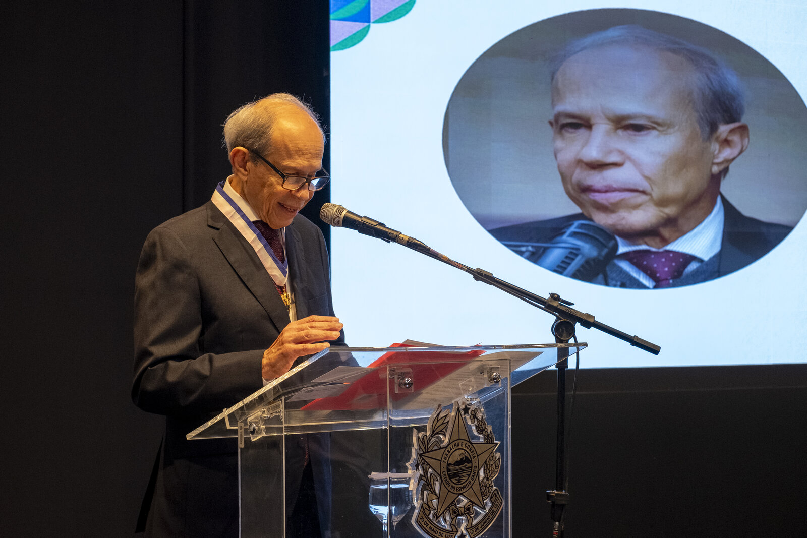 Pastor Alexandre Gueiros discursa após receber a comenda