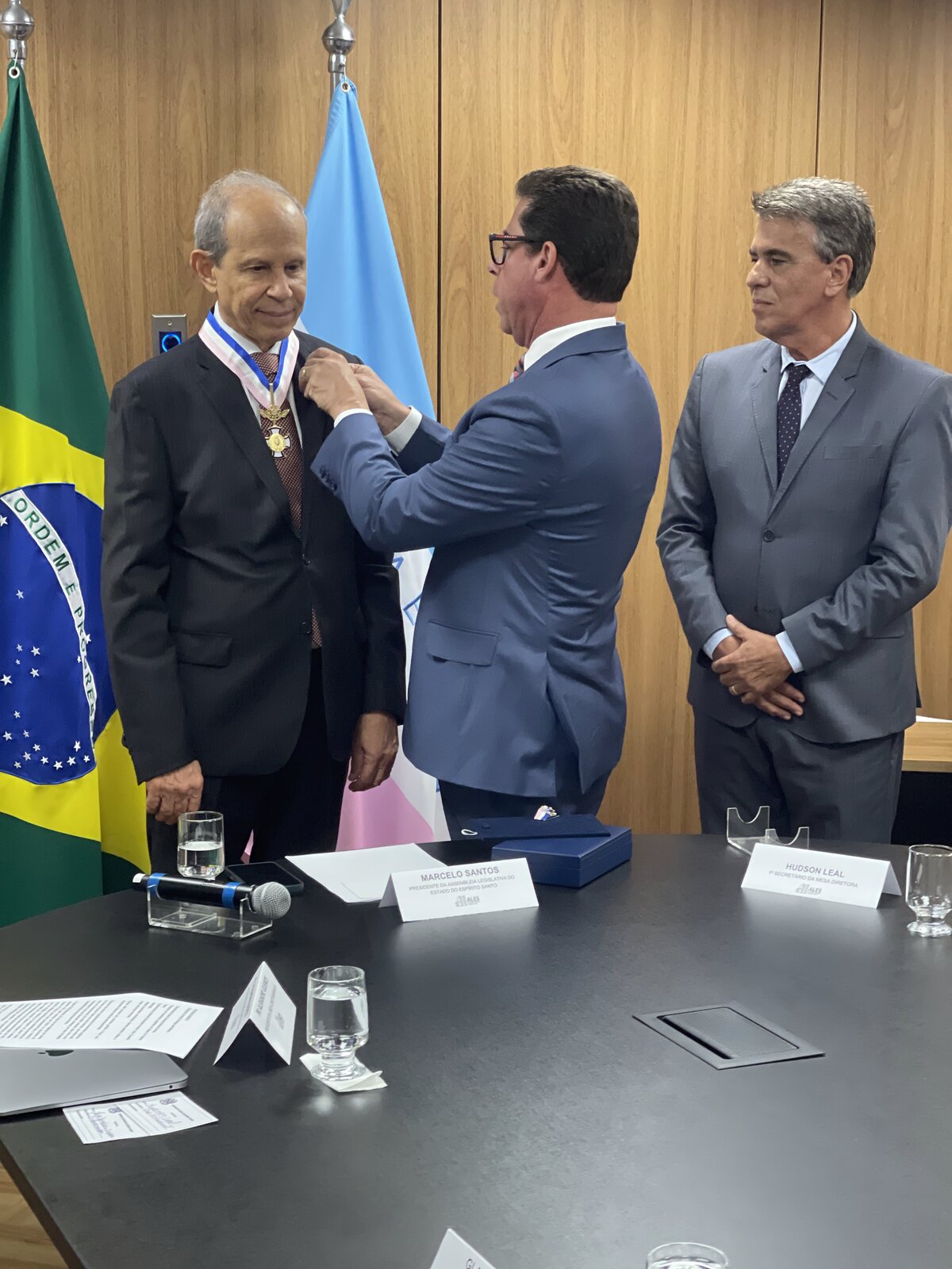 Pastor Alexandre Gueiros recebe a Ordem do Mérito Domingos Martins na Assembleia Legislativa do Espírito Santo