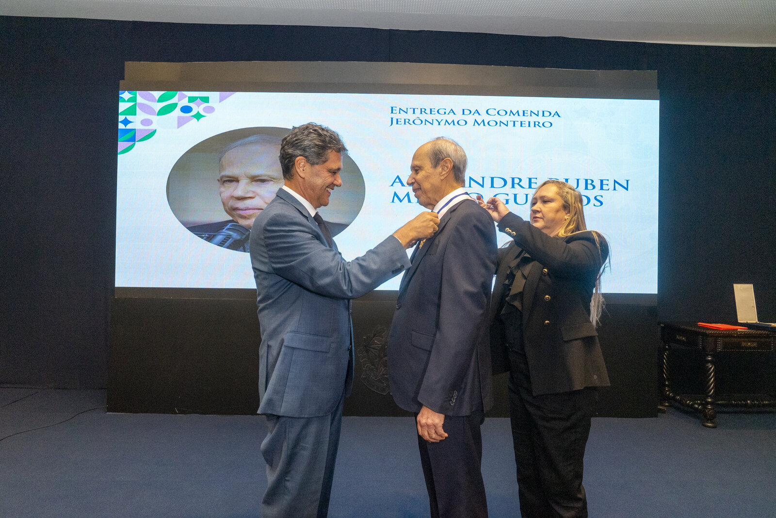 Governador Ricardo Ferraço coloca a insígnia da Comenda Jerônymo Monteiro no pastor Alexandre Gueiros