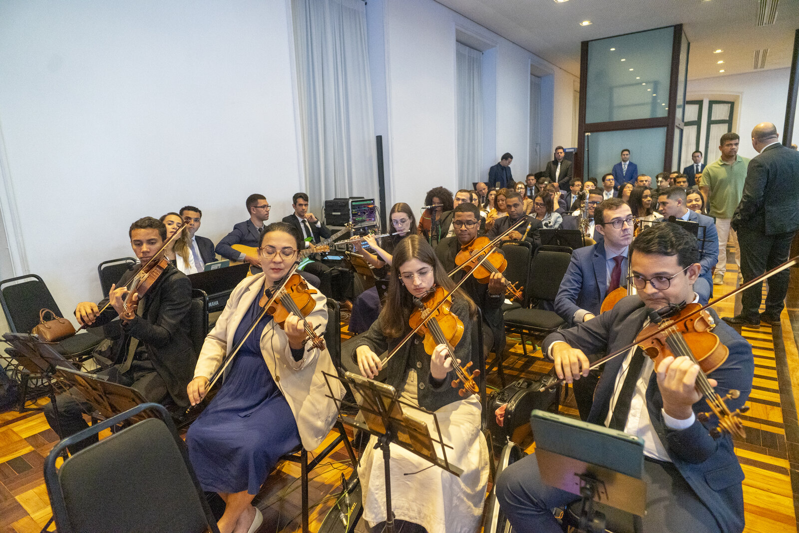 Orquestra no momento de louvor da solenidade no Palácio Anchieta