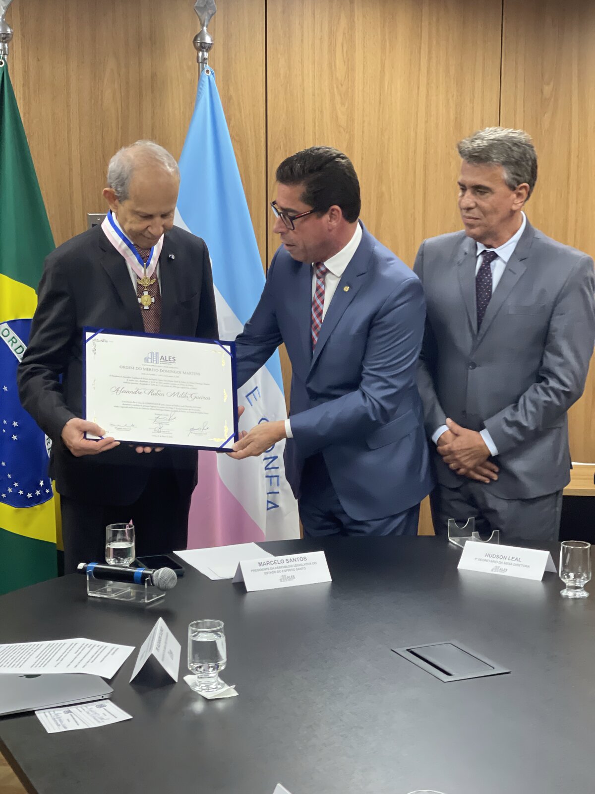 Pastor Alexandre Gueiros com o diploma da Ordem do Mérito Domingos Martins