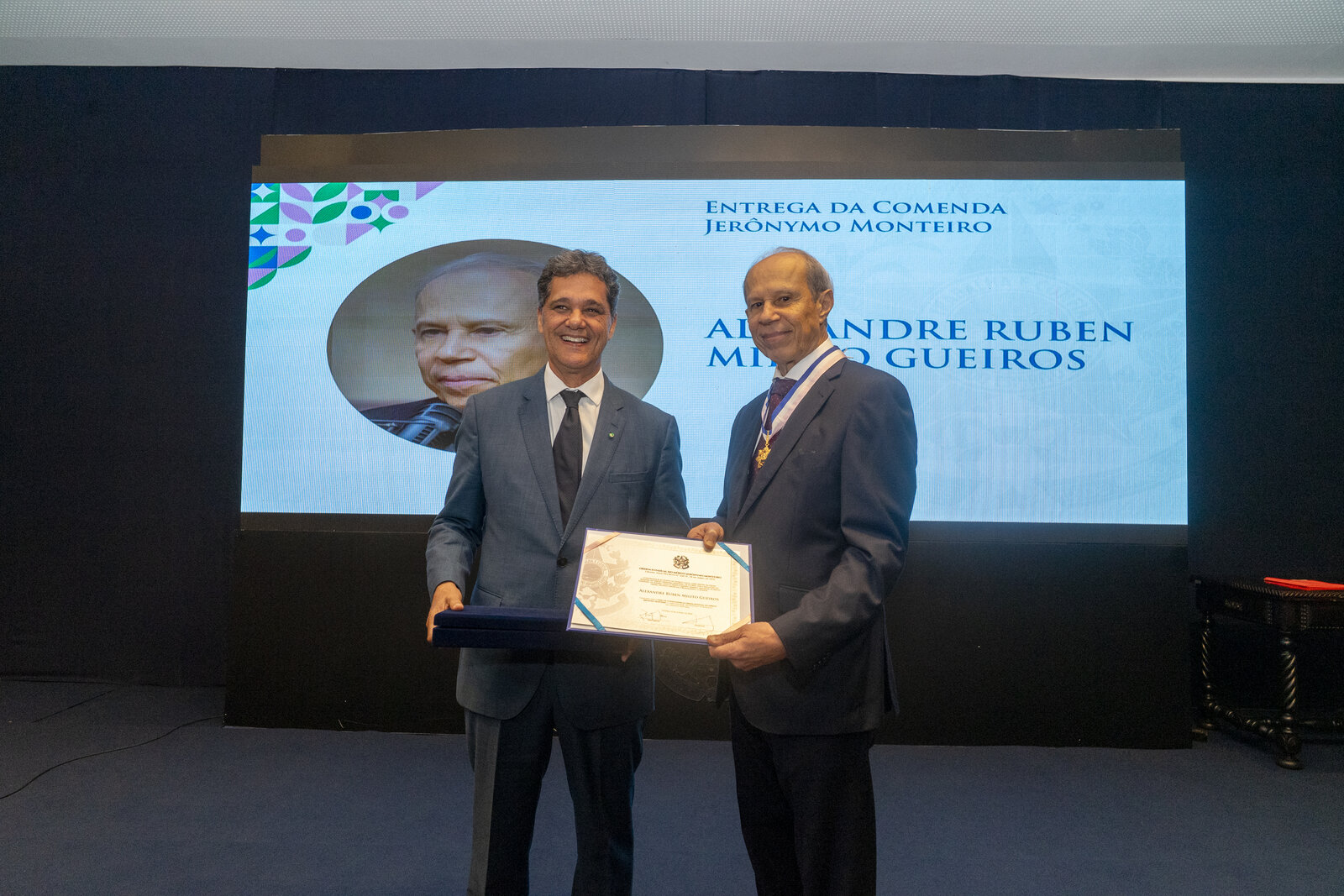 Pastor Alexandre Gueiros exibe o diploma da comenda ao lado do governador Ricardo Ferraço