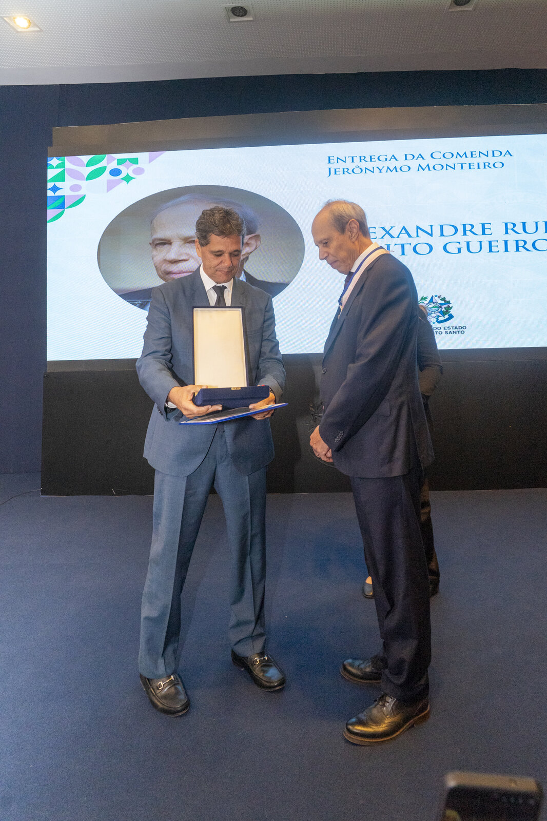 Pastor Alexandre Gueiros recebe o diploma da Comenda Jerônymo Monteiro