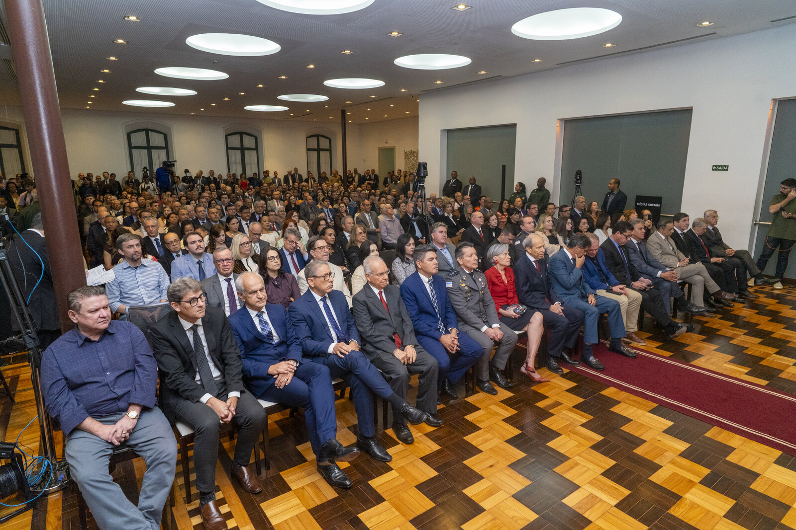 Público na solenidade de entrega da comenda no Palácio Anchieta, em Vitória