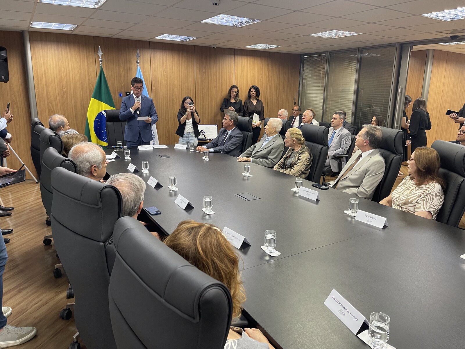 Membros do Conselho Presbiteral, pastores e familiares acompanham a solenidade